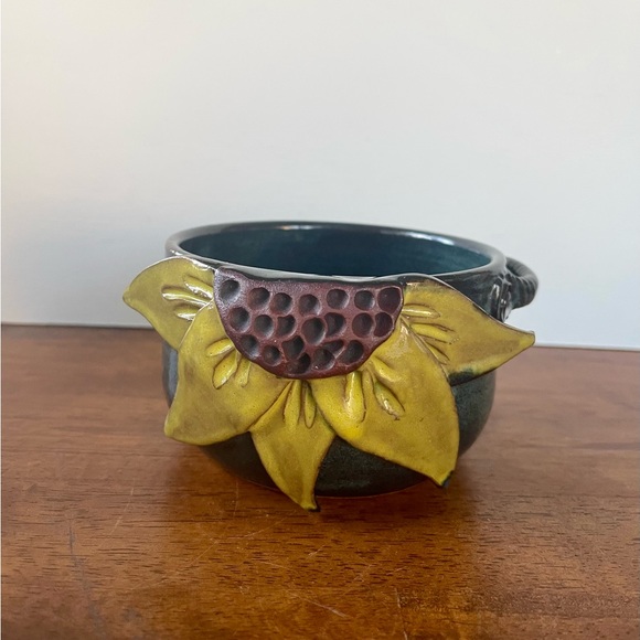 Mudworks PA USA Pottery Bowl Sunflower Design and One Handle Excellent Condition - Picture 2 of 7